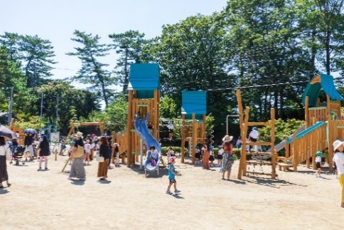 東公園の木製遊具