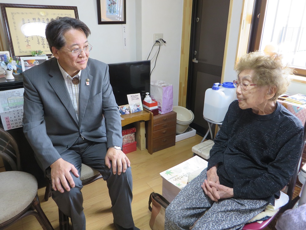 敬老祝い戸別訪問。高瀬悦子さん（101歳）