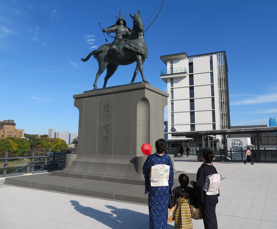徳川家康公像と「オト リバーサイドテラス」